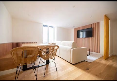 In a building ideally located in the heart of the 1st arrondissement of Paris, discover these two recently renovated apartments with care. Initially designed as one large apartment, this space has been intelligently divided to create two distinct uni...