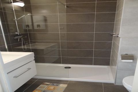 Eingebettet in der ruhigen Küstenstadt Nieuwpoort bietet diese exquisite Wohnung die perfekte Mischung aus Komfort, Bequemlichkeit und atemberaubenden Ausblicken. Nur einen Steinwurf von den unberührten Sandstränden entfernt, ist dies ein Paradies fü...