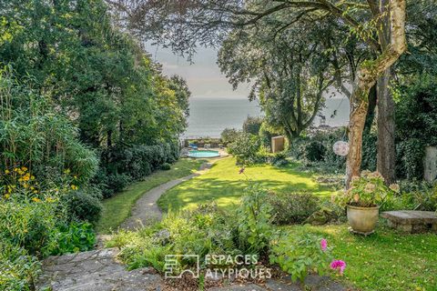 Diese charmante Villa mit Meerblick und Swimmingpool bietet einen außergewöhnlichen Blick auf das Meer und eine grüne und privilegierte Umgebung mit direktem Zugang zum Küstenweg und zum Strand. In einer ruhigen und abgelegenen Gegend im Herzen des V...