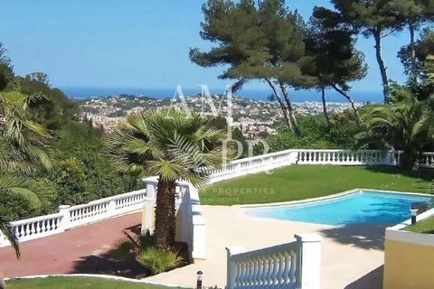 Amanda Properties bietet diese prächtige neoflorentinische Villa in den Höhen von Cannes zum Verkauf an. Diese hochwertig gebaute Villa befindet sich in einem herrlichen Park von 2600 m² mit jahrhundertealten Bäumen und bietet einen Blick auf das Mee...