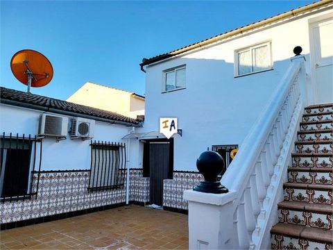 Gelegen in het populaire Fuente de Piedra in de provincie Malaga in Andalusië, Spanje. Deze woning in chaletstijl met 3 slaapkamers ligt op korte loopafstand van het stadscentrum en alle lokale voorzieningen die het te bieden heeft, waaronder winkels...