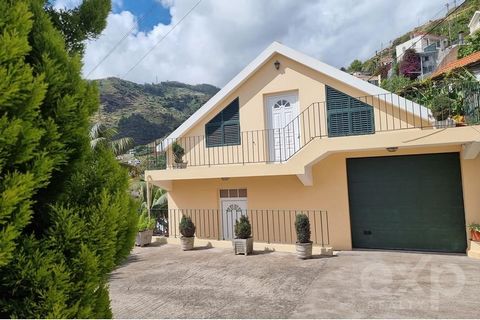 Casa unifamiliar de tipología T3 situada al borde de la carretera en Corujeira en la parroquia de Tabua. Situado en una zona muy tranquila y apacible tiene una hermosa vista de la montaña y está a 5 minutos del pueblo de Ribeira Brava. La villa está ...