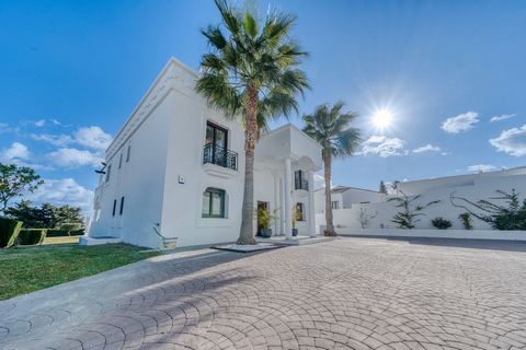 Villa - Chalet, La Duquesa, Costa del Sol. 5 Dormitorios, 6 Baños, Construidos 758 m², Jardin/Terreno 1350 m². Posición : Cerca de Golf, Cerca del Mar, Cerca de Ciudad, Cerca de Marina, Urbanización. Orientación : Sur. Estado : Excelente. Piscina : P...