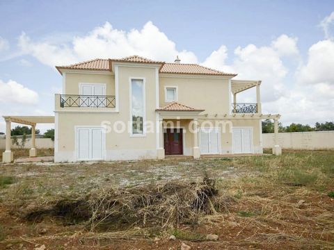 Nieuw huis in São Brás de Alportel. Dit vrijstaande huis in een rustige omgeving heeft drie suites, drie badkamers en een service, een grote keuken, een woonkamer met een open haard en is gebouwd op een perceel van 9000 m2 dat een uitstekende ruimte ...