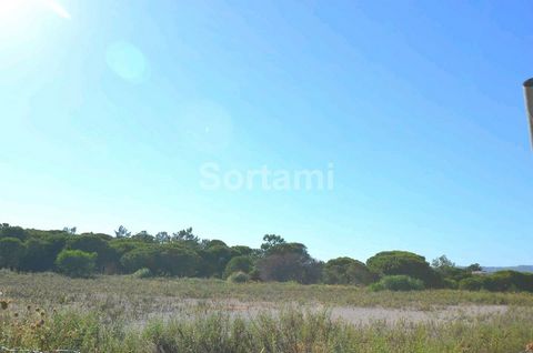 Land with a privileged location! Flat land, with excellent access and with a very considerable area, located next to one of the main entrances in one of the most luxurious residential areas of the Algarve, Vila Sol. This land is five minutes drive fr...