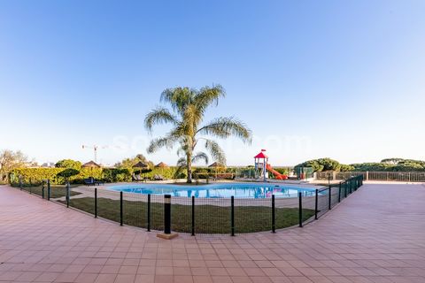 Townhouse in a gated community with swimming pool and views of the Ria Formosa. The renovated house comprises on the ground floor an equipped kitchen, a guest bathroom, a living and dining room with a fireplace. The upper floor has four bedrooms, two...