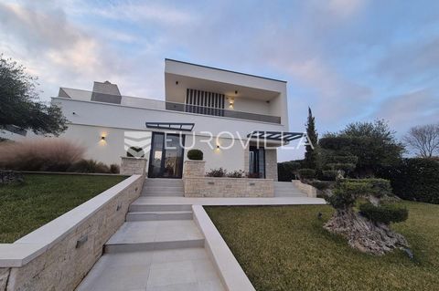 In an extraordinary location, not far from the center of Poreč, there is this modern and luxuriously decorated villa with a heated pool, situated on a beautifully landscaped garden. The villa is spread over two floors and offers superb comfort: Groun...