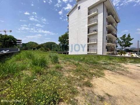 Fantastic plot in the heart of Gaia with 498m2. Located in Vila Nova de Gaia, in the Mafamude area, close to ALDI Supermarkets, Mc Donald's de Gaia and several other shops and services. Quiet area in a cul-de-sac and with condominiums of excellent st...