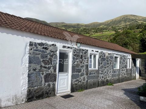 Discover your new home in the charming parish of Manadas, on the picturesque island of São Jorge. This property offers a cozy and fully equipped first floor, with two comfortable bedrooms, a modern bathroom and a kitchen that merges harmoniously with...