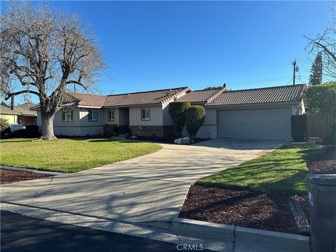 Welcome To Your Dream Home Nestled in The Heart of N.Tustin! One of Orange Counties Most Desirable Neighborhoods! Newly Remodeled with New Flooring and Baseboards Thru-out. New Light Fixtures, Recessed Lighting, Shower Doors, Screens, Mirrored Doors ...