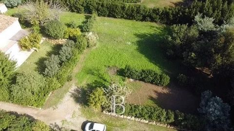 Idealmente localizado, a poucos minutos da praia de Bouillabaisse e da vila de Saint-Tropez. Terreno para construção de aproximadamente 1.347 m2 na zona UD2 do PLU. - Pegada: 12% ou 161,6 m2 de área de implantação - Volume de edifícios: 1.000 m3 acim...