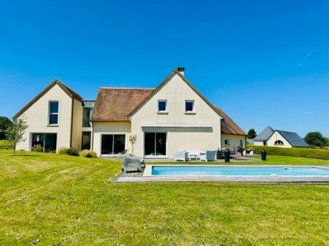 Cette belle propriété offre un cadre paisible à seulement 15 minutes de Caen, sur la commune de Les Moutiers-en-Cinglais, idéale pour les amoureux de la nature. Avec un vaste terrain de 3900 m², elle propose également une piscine chauffée et une terr...