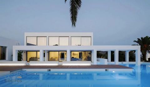 Gadait International präsentiert eine hervorragende moderne Villa, ideal direkt am Meer gelegen und bietet einen atemberaubenden Blick auf das Meer und die umliegenden Inseln. Dank der großen Fenster und Außenbereiche, wie dem Swimmingpool und den Ba...