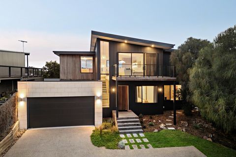 Every detail of this bespoke contemporary residence celebrates bold individuality and the pinnacle of modern living. Perfectly placed near Rye Ocean Beach and moments from St Andrews Beach Brewery, Peninsula Hot Springs, and the region’s finest winer...