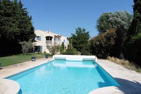 ALPILLES SUD : Proche du centre village , très belle maison de 280m2 environ, sur un terrain bien arboré de 2200 m2 avec très belle piscine et son pool house. La maison offre de beaux volumes, nombreuses chambres dont une grande suite parentale de to...