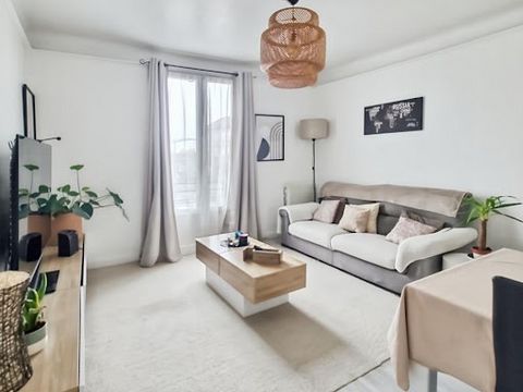 Situé dans un immeuble de caractère des années 1930 aux parties communes bien entretenues, cet appartement de 44 m² rénové avec goût en 2022 offre un cadre de vie confortable et moderne. L'appartement se compose d'une pièce de vie lumineuse, d'une cu...