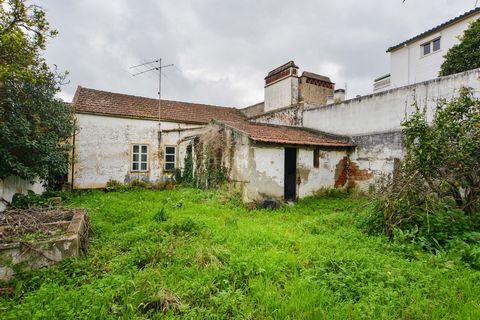 Gelijkvloers huis met 3 slaapkamers, te herstellen. Het heeft een grote achtertuin waarmee u een zeer gezellige recreatieruimte kunt creëren. Deze villa heeft ook een zolder ter grootte van het huis die veel opbergruimte mogelijk maakt. Boek nu een b...