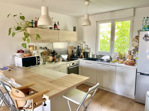 In a green setting in a secure residence, this 64 m2 T3 apartment offers a bright and pleasant living space. It has a large terrace of 16 m2, facing south, ideal for enjoying the sunny days of Montpellier. The property is composed as follows: An entr...