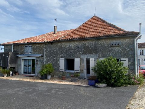 Goed onderhouden gelijkvloerse woning, gelegen aan de rand van een mooi dorp op 10 minuten van Barbezieux. Het huis biedt 201 m² inclusief een keuken, 5 slaapkamers, twee badkamers, een kleedkamer, een mooie woonkamer, een wasruimte, een aangrenzende...