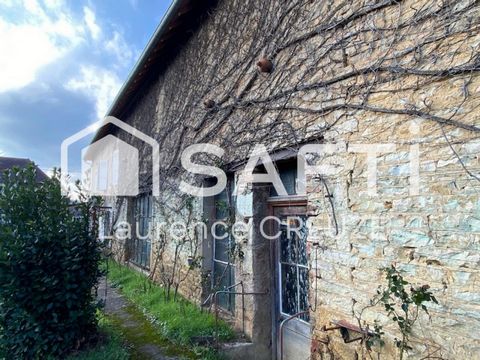 Located in the heart of the village of Vieilley, this old forge of 1832, built on a closed ground of 1000 m2 offers today two large apartments on two levels to renovate. It is easy to attach the apartments to make only one. The first dwelling of 115 ...