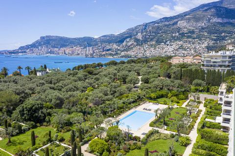 Just minutes from Monaco, in prestigious residence with swimming pool, park, janitor and fitness room, luxuriously renovated 3-room apartment with spacious terraces. The property modern in finish, offers a lovely living room with access out to a terr...