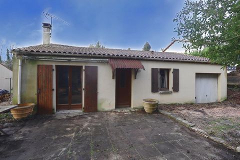 Situé dans un quartier paisible et verdoyant de Ruffec, ce pavillon de plain-pied a été construit en 1987 sur un terrain d'environ 1000m2. Supermarché et divers services à 500m. La maison dispose d'une cuisine ouverte sur le séjour, 3 chambres , 1 sa...