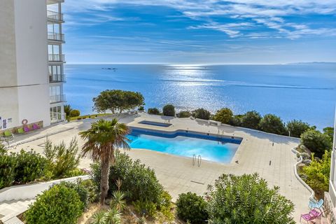 De accommodatie, een gezellig en modern appartement aan het strand, biedt een comfortabel verblijf met twee slaapkamers en een capaciteit voor maximaal vier gasten. Het beslaat 63 m², biedt een prachtig uitzicht op het water en toegang tot een gemeen...