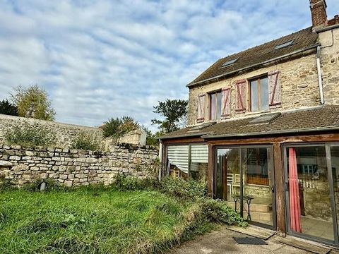 02600 VILLERS COTTERETS - 2 bedrooms - 90m² living space 30min from Crépy en Valois 15min Villers Cotterets Discover this charming house full of character, nestled in the heart of a medieval village, offering real potential for lovers of renovation a...