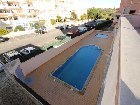 Uw nieuwe huis wacht op u in Albufeira. In de oostelijke uitgestrektheid van Montechoro, op 1,5 km van het strand van Oura en op 1,8 km van het strand van Santa Eulália, vindt u dit fantastische appartement met 3 slaapkamers, waarvan één met eigen ba...