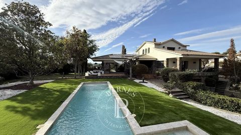 Barnes présente cette belle maison, avec un terrain totalement plat et privé de 1.648m2, sa piscine en marbre travertin est le protagoniste principal de toute réunion ou événement. Le design est très bien pensé, la zone de la piscine est dotée d'un g...