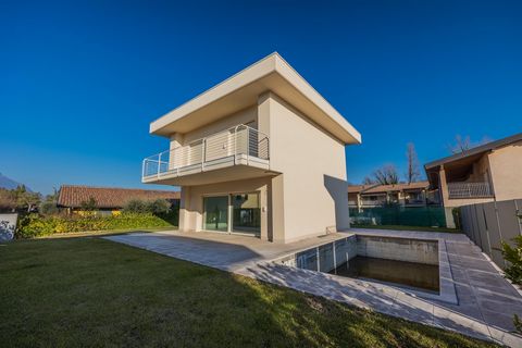 This newly built villa is now for sale in the enchanting town of Manerba del Garda. The heart of this luxury home is undoubtedly the spacious living area on the first floor. Here, particular emphasis was placed on an open, airy design that creates a ...