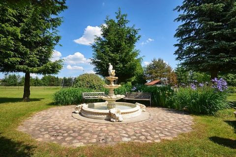 Een idyllische locatie in een klein, rustig zomerdorpje dat een charmante uitvalsbasis biedt voor nabijgelegen badplaatsen. 6 km van het Baltische strand, 10 km van de oever van het Bukowomeer. Het centrum van het aantrekkelijke Darłowo ligt op 3 km ...