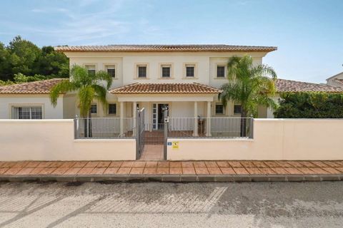 **Exclusiva Villa Independiente en la Costa Blanca entre Moraira y Calpe** Esta magnífica villa independiente está idealmente situada entre los populares destinos costeros de Moraira y Calpe, en la soleada Costa Blanca. Ubicada en una tranquila y ver...