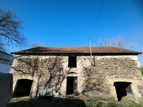 In het plaatsje Génis in de Dordogne, vlakbij het kasteel van Hautefort, stenen set met o.a. een prachtige traditionele schuur, een tweede schuur, een kleine boerderij op een kelder, een broodoven en een waterput. Het geheel kijkt uit op een perceel ...