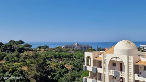 Appartement avec balcon et vue sur la mer à distance de marche de la plage. La propriété est insérée dans un immeuble avec piscine et deux ascenseurs. Appartement composé d’une chambre, d’une salle de bain, d’une cuisine, d’un salon, de la climatisat...