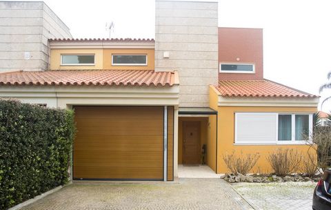 Si vous êtes à la recherche d’une villa de luxe à quelques pas de la plage, c’est l’opportunité idéale ! Située à seulement 600 mètres de la plage de sable de Praia do Furadouro, à 5 km du centre d’Ovar et avec un accès rapide aux principales autorou...