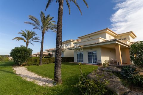 Fabuleuse villa de 3 chambres dans un condominium privé à Atalaia, un quartier résidentiel calme et exclusif de Lagos, à seulement 5 minutes du centre-ville, du golf et des plages les plus célèbres de la région. La copropriété dispose d´espaces verts...