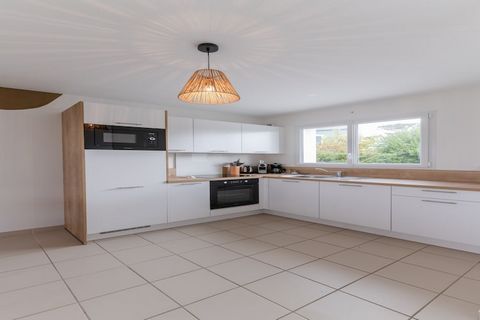 This cozy 60 m² holiday home offers a comfortable stay for up to 4 people, featuring two spacious bedrooms. Fully equipped and set in a peaceful family-friendly suburb, the property includes a lovely garden with outdoor furniture, perfect for enjoyin...