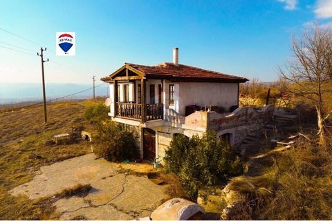 RE/MAX offre alla vostra attenzione una proprietà eccezionale - un edificio residenziale, una proprietà adiacente nel cuore della valle di Melnik. L'edificio ha un potenziale eccezionale per diventare una proprietà per le vacanze per uso personale o ...