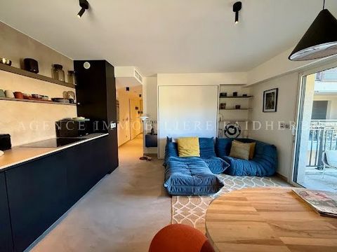 In one of the most sought-after residences in the village, this magnificent apartment is the ideal ally for a pied-à-terre in Saint Tropez. Consisting of a functional living space, a bedroom with en-suite shower room and a toilet, it also benefits fr...