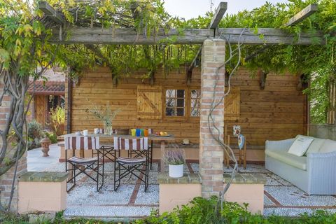 De bloemrijke pergola, de tafel om buiten te eten, de comfortabele banken en de tuin van met een prachtig uitzicht op de heuvels en de zee dat u niet beu wordt, geven persoonlijkheid aan dit lieflijke huisje op slechts 17 km van de stranden van Fano....