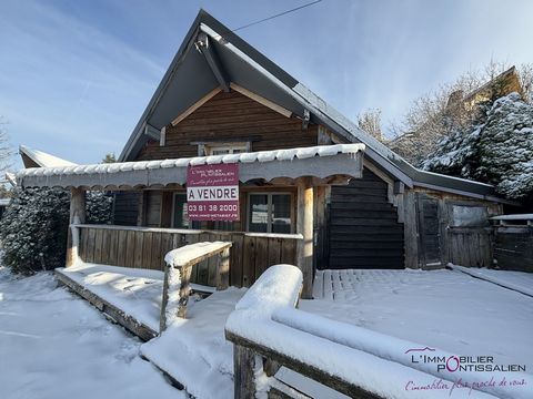 Chalet Pagotin auf den Höhen des Ferienortes Métabief in einer beliebten Gegend, schönes flaches Grundstück von 239 m2. Seine Lage und Lage bieten Ihnen eine atemberaubende Aussicht. Im Erdgeschoss ist die Küche offen zum Wohnzimmer, Duschbad, WC, im...