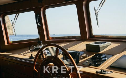 Exclusivo. Iate completamente renovado no porto de Barcelona O M/Y Fairmile foi lançado em 1962 nos famosos estaleiros de Berwick, na Escócia. Encomendado por um nobre espanhol, foi adquirido pelo atual proprietário em 2018 e passou 3 anos numa remod...