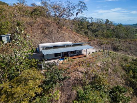 Entfliehen Sie dem Paradies im schönen Guanacaste, Costa Rica! Dieses einzigartige Anwesen bietet einen ruhigen Rückzugsort in der friedlichen Gemeinde Soncoyo, 27 de Abril, Santa Cruz. Stellen Sie sich vor, Sie wachen jeden Morgen mit einem atembera...