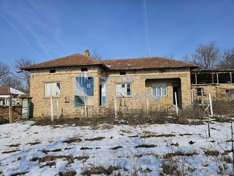 Top Estate Real Estate vous propose une maison en brique d’un étage avec une grande cour dans le village de Strahilovo, municipalité de Polski Trambesh, région de Veliko Tarnovo. La maison a une superficie de 100 m². et se compose de trois chambres, ...