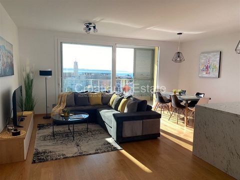 We are renting out a modern three-room flat, with a living area of 100m2, located on the fifth floor of a residential building. It has a south-north orientation, and it consists of a kitchen with a dining room and a living room, three bedrooms, two b...