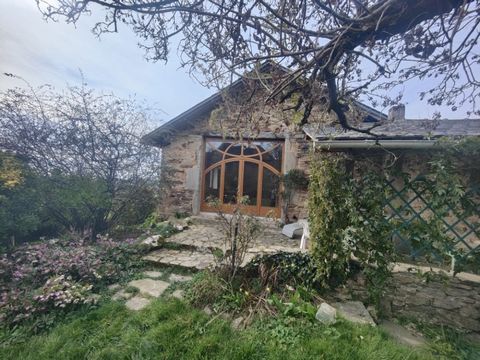 Vlakbij een van de mooiste dorpen van Frankrijk, oud huis met aangrenzende schuur, gerenoveerd tot longere. Deze gelijkvloerse woning beschikt over een ruime woonkamer van 57 m², badend in het licht, voorzien van een functionele keukenhoek en een hou...