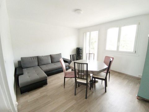 Appartement F4 à vendre Vernon Entrée avec un couloir composé d'un dressing (portes coulissantes) Le salon est grand, très bien éclairé, Une grande chambre au niveau du salon, Une cuisine aménagée équipée, un WC, une salle de bains, il y a deux autre...