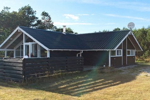 Nur etwa 1 km von der Nordsee entfernt liegt dieses Ferienhaus, in dem Sie in Whirlpool und Sauna oder auf der Terrasse mit Aussicht entspannen können. Der helle, offene Küchen-/Wohnbereich des Hauses ist mit Holzofen sowie Fliesenboden mit Fußbodenh...