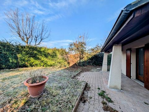 Dans un secteur calme de COURNON D'AUVERGNE, nous vous proposons une maison de plain-pied avec jardin clos. Elle est composée d'une pièce de vie avec cuisine américaine aménagée, d'un couloir menant à deux chambres dont une suite parentale avec salle...